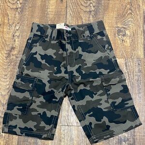 NWT Levi’s‎ size 7 regular camouflage Cargo Shorts unisex casual school